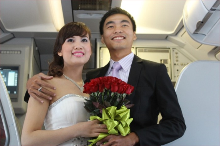 Đám cưới của cặp uyên ương trên máy bay VietJetAir tại Việt Nam đã làm thổn thức bao trái tim yêu và thành chủ đề “hot” với dân cư cộng đồng mạng.